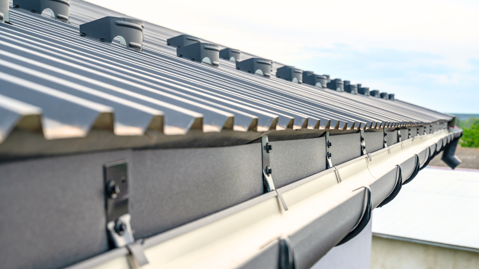 BAYSIDE-ROOF-RESTORATION-REPAIRS-BRISBANE-Gutter Cleaning
